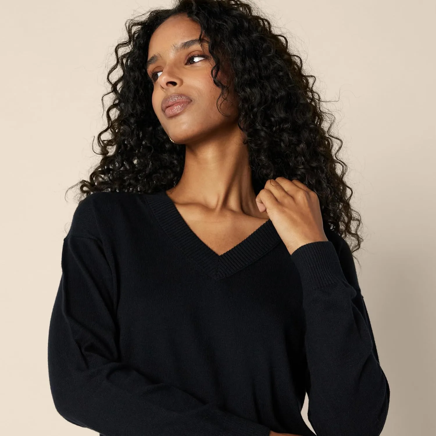 Amazon Essentials Women's Relaxed-Fit Lightweight V-Neck Cropped Sweater