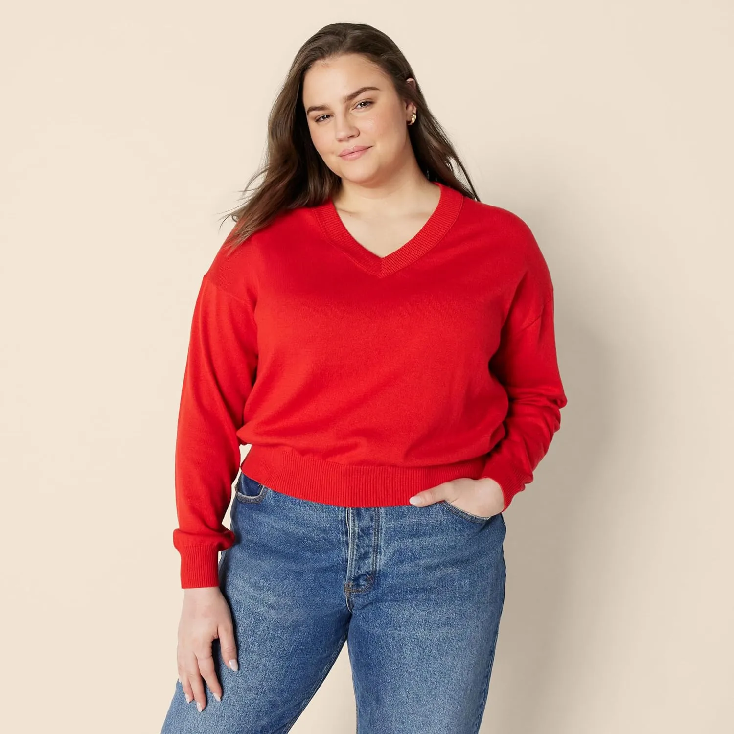 Amazon Essentials Women's Relaxed-Fit Lightweight V-Neck Cropped Sweater