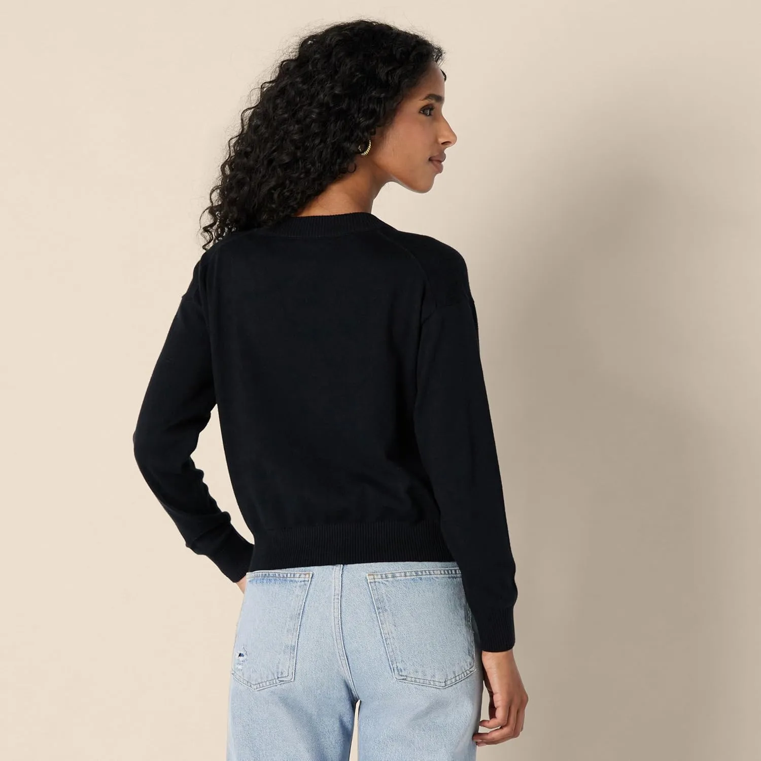 Amazon Essentials Women's Relaxed-Fit Lightweight V-Neck Cropped Sweater