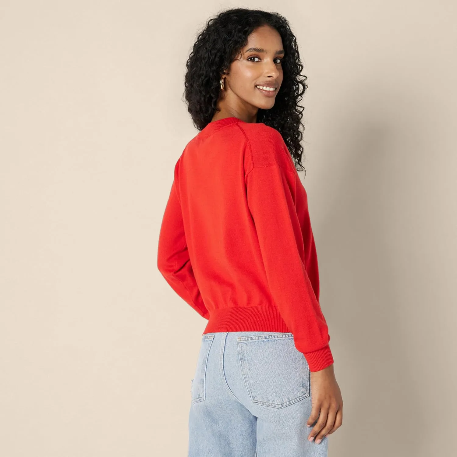 Amazon Essentials Women's Relaxed-Fit Lightweight V-Neck Cropped Sweater