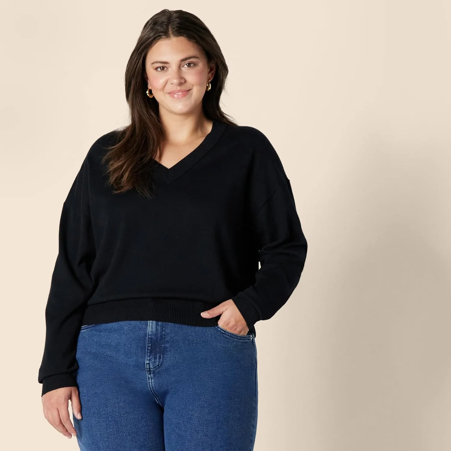 Amazon Essentials Women's Relaxed-Fit Lightweight V-Neck Cropped Sweater