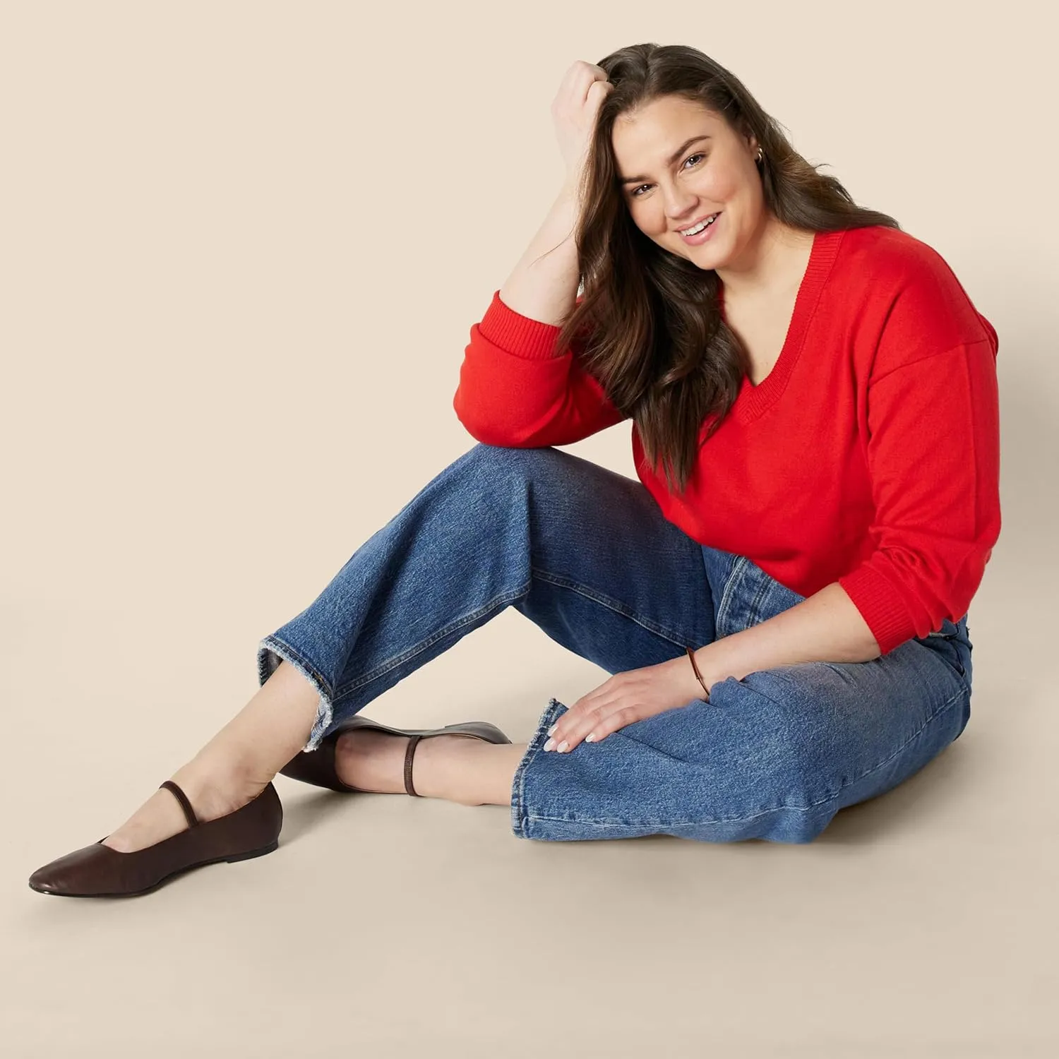 Amazon Essentials Women's Relaxed-Fit Lightweight V-Neck Cropped Sweater