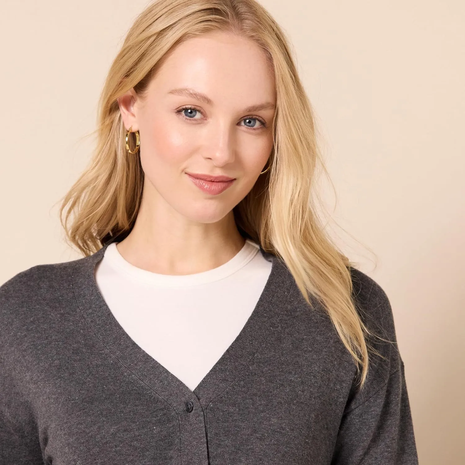 Amazon Essentials Women's V-Neck Lightweight Cropped Relaxed-Fit Cardigan Sweater