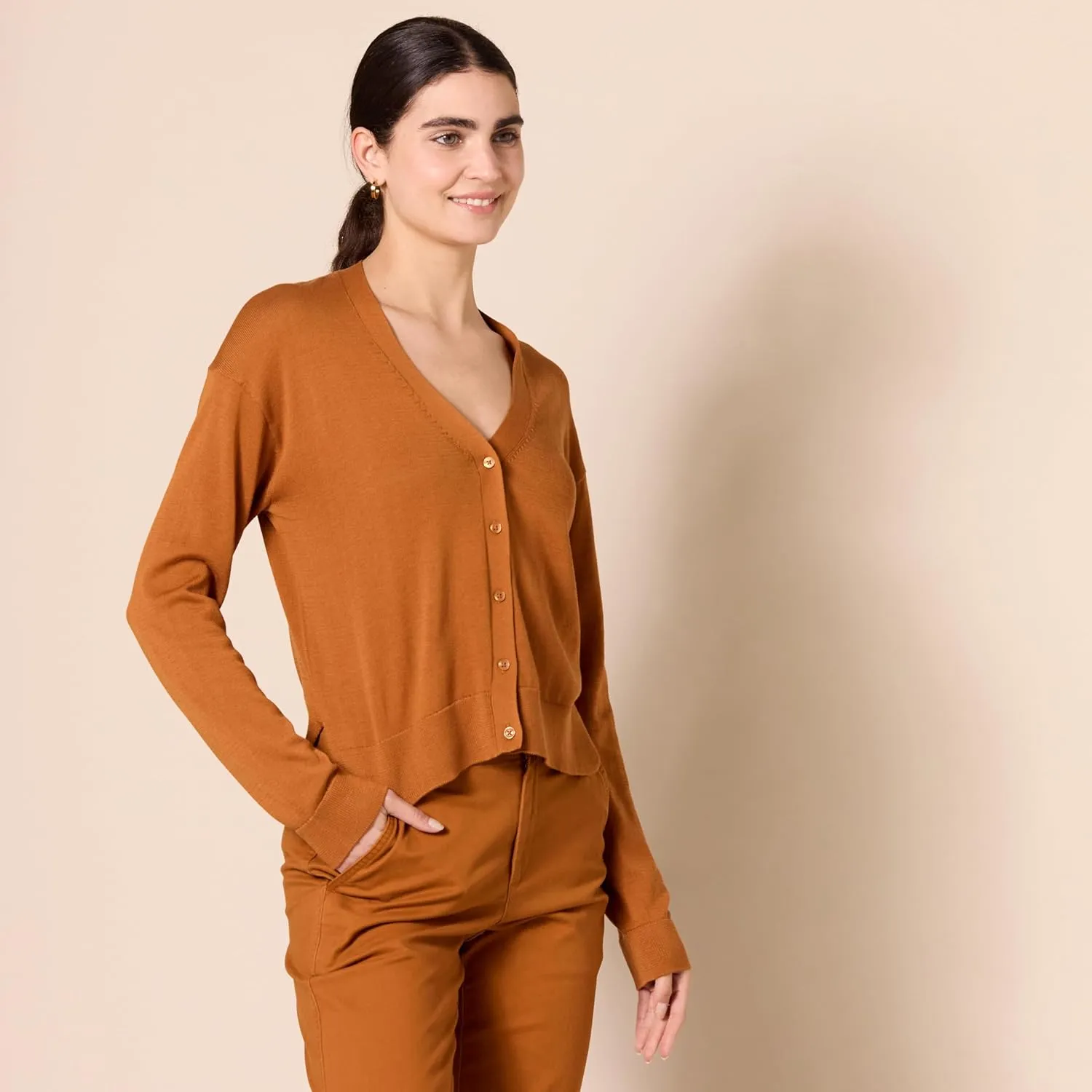 Amazon Essentials Women's V-Neck Lightweight Cropped Relaxed-Fit Cardigan Sweater